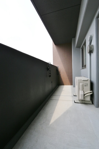 広いバルコニーでガーデニングでも