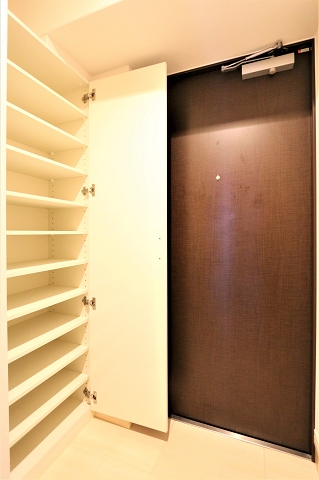 玄関にはたっぷり収納のシューズボックス