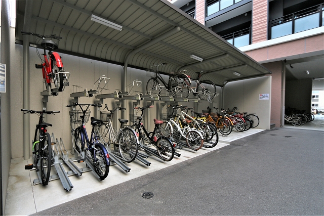 屋根付き駐輪場完備
