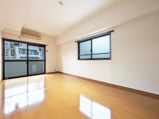 家具の配置に困らないリビングですね