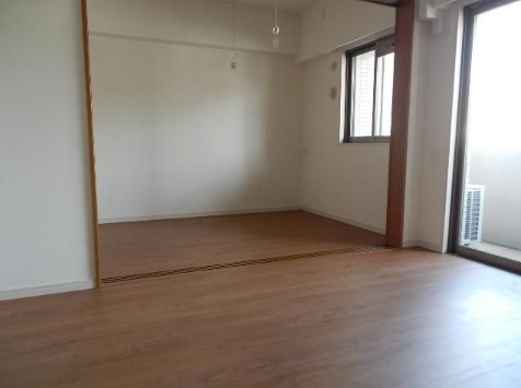 こちらは寝室にぴったりの洋室です