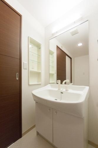 嬉しい広めの独立洗面台です。