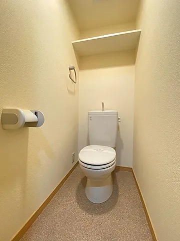 棚付きで備品の収納もできますね