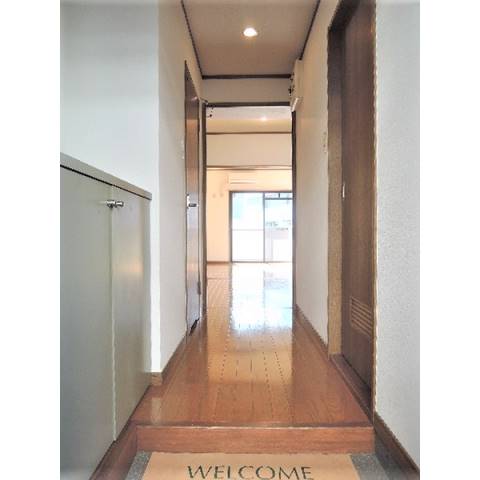 玄関から見るとこんな感じです