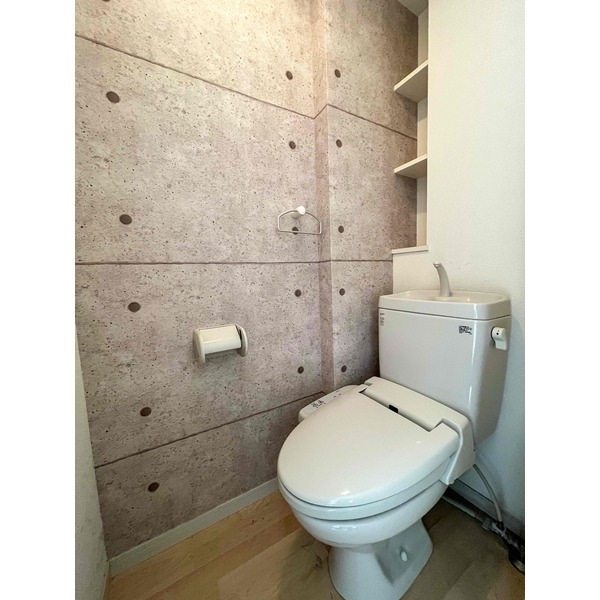 収納棚付きで清潔感あるトイレです