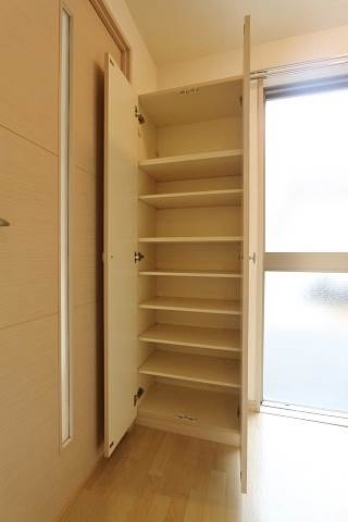 沢山の靴を収納できるシューズボックスです