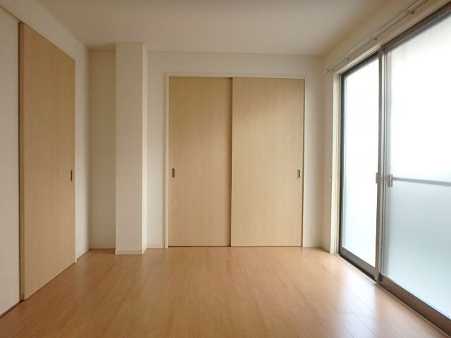 こちらは寝室にピッタリの洋室です