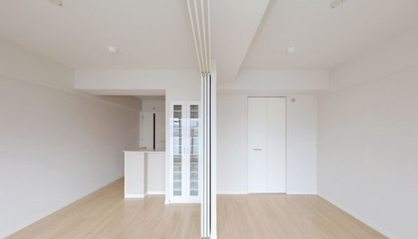 こちらは寝室にピッタリの洋室です