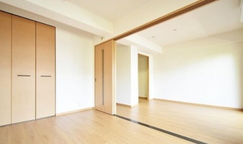 こちらは寝室にいかがですか