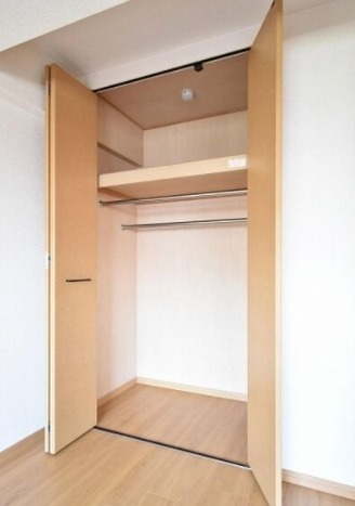 奥行きのあるクローゼットですね