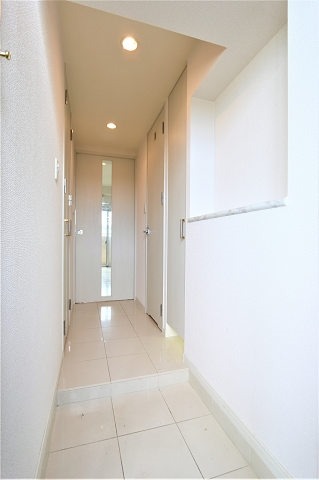 明るい玄関でお出迎え