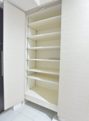 高さのあるシューズボックスですね