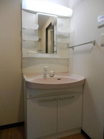 鏡の横にも収納スペースあります