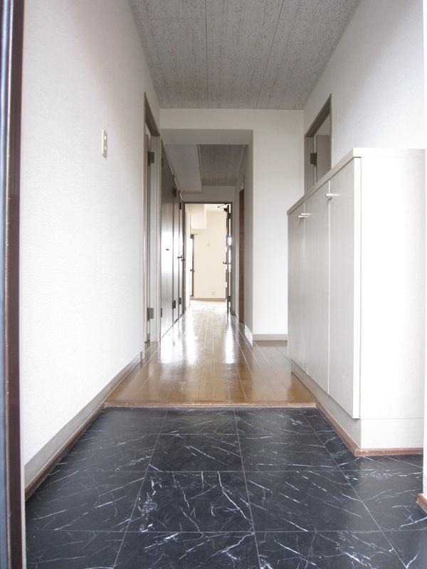 玄関からはこのようになっています。