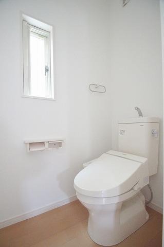 温水洗浄便座完備。