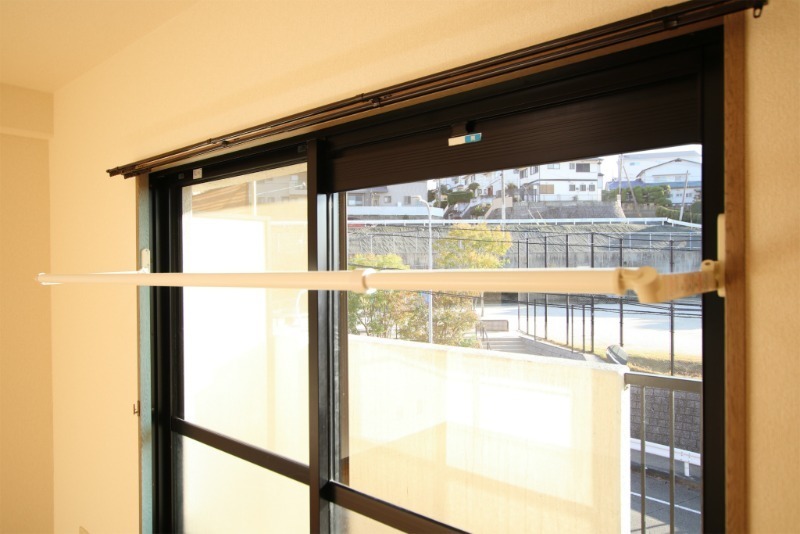 物干し竿付きで部屋干しができます！