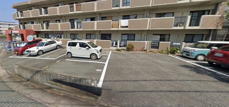 建物の前に駐車スペースあり