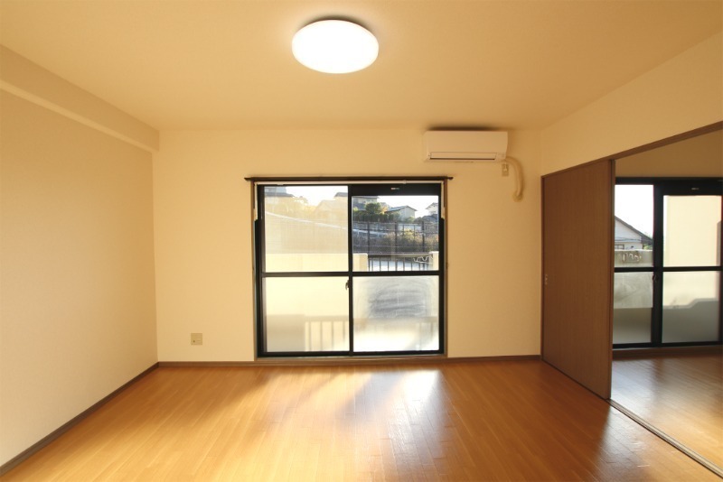 広いリビングで家族団らんの時間をお楽しみください