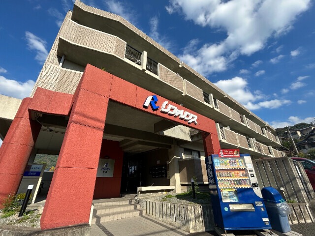 建物の前に駐車スペースあり