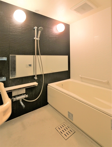 ゆったりできる広々な浴室です