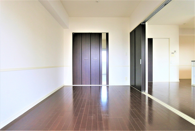 寝室にも活用できそうな広々な洋室です