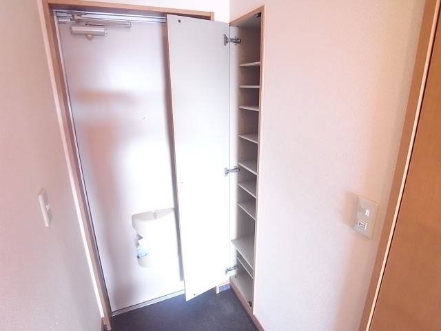 玄関収納もございます。