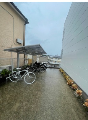 自転車置き場はここをご利用ください。