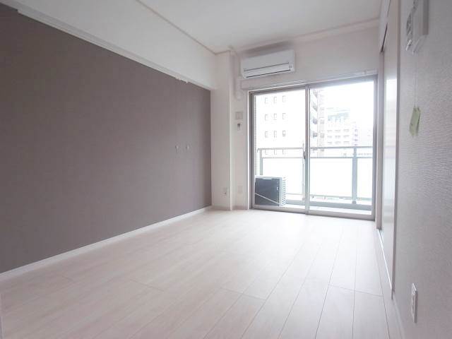 こちらは寝室にピッタリの洋室です