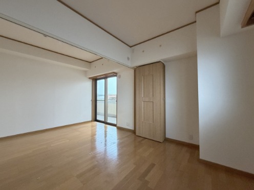 こちらは寝室にピッタリの洋室です