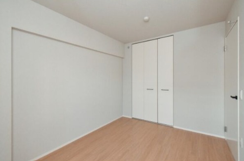 こちらは寝室にピッタリの洋室です