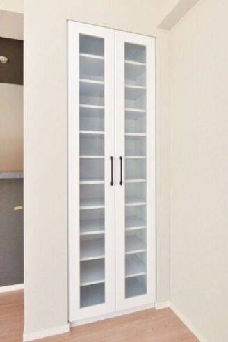 キッチン裏に収納あります