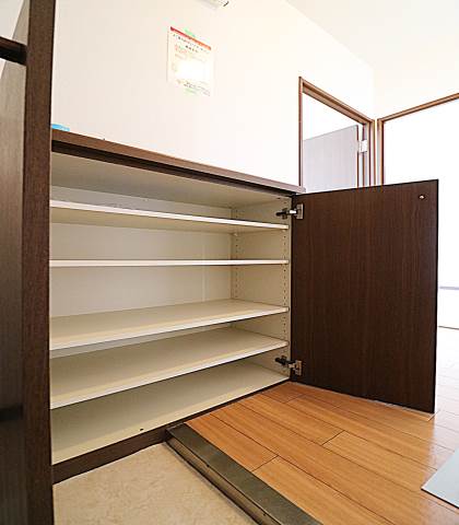 玄関収納もあります。