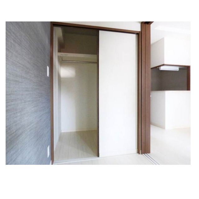 奥行きもばっちりの収納で荷物の多い方も安心