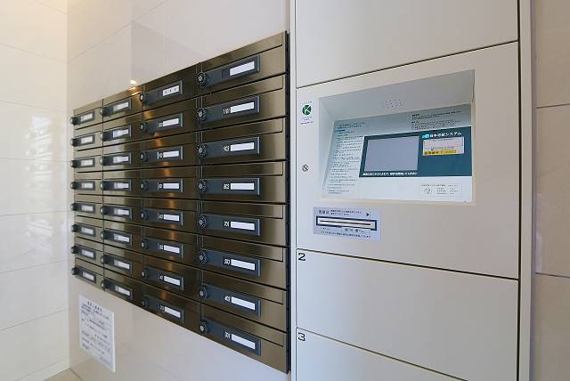 嬉しい宅配ボックス付きです