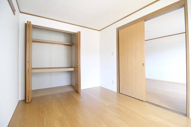 こちら寝室にいかがでしょうか。