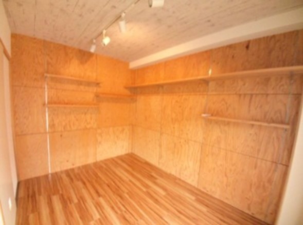 壁にも収納スペース有り