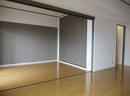 こちらは寝室にピッタリの洋室です