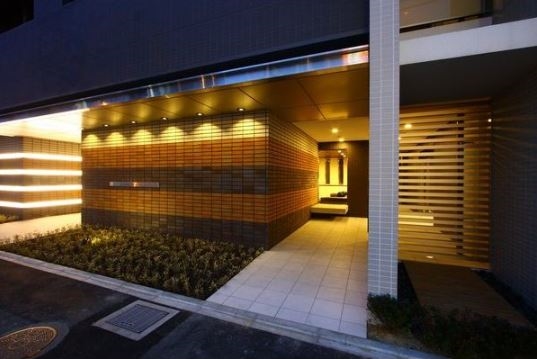 かっこいいエントランスです