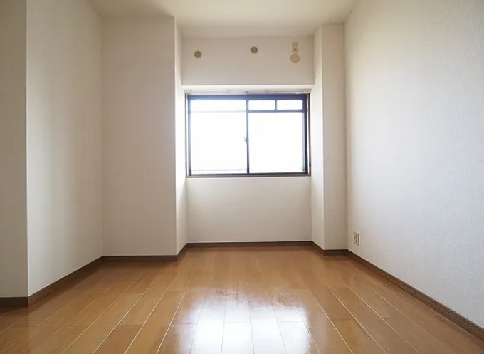 こちらは寝室にピッタリの洋室です