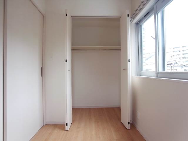 奥行きのある収納スペースでスッキリ収納