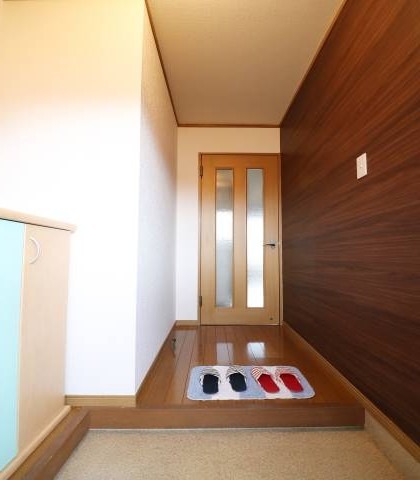 明るい玄関でお出迎え。