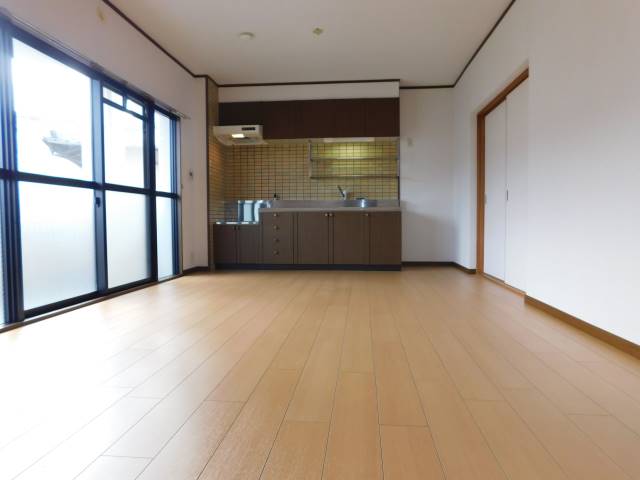 家具の配置に困らないリビングですね