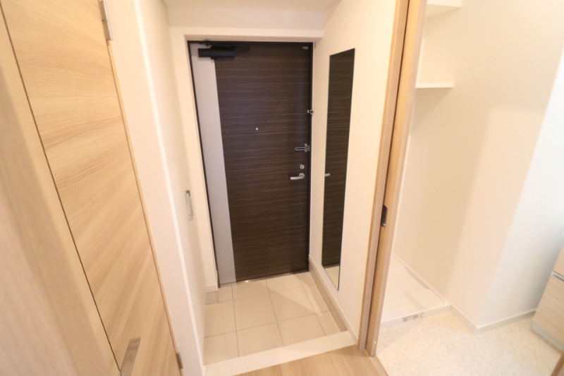 明るい玄関でお出迎え。