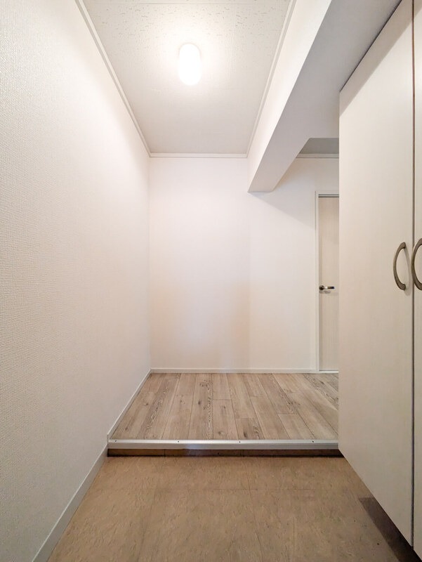 広々玄関とシューズボックスつき。