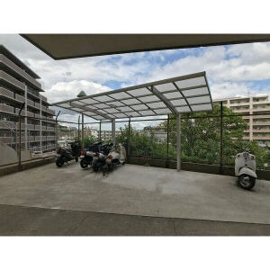 嬉しいバイク駐車場付き。