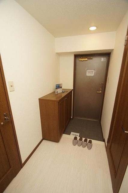 明るい玄関でお出迎え。