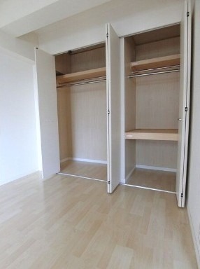 かさばりやすいお洋服もたっぷり収納可能です