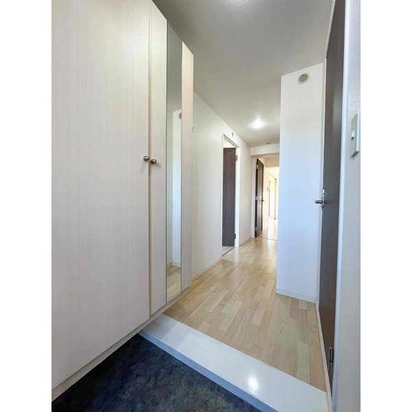 玄関も充分なひろさです