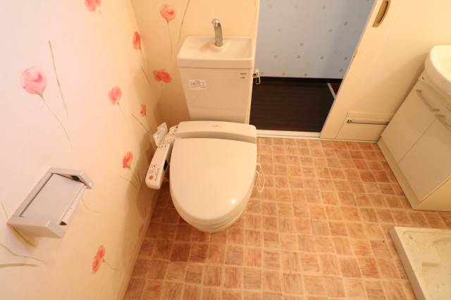 トイレには嬉しいウォシュレット機能付き