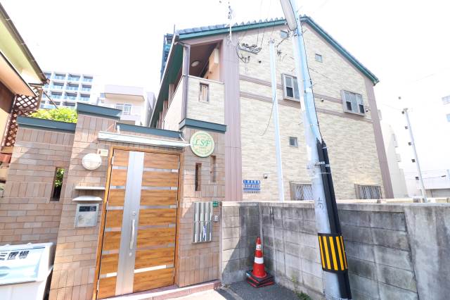 温かい雰囲気のエントランスにはオートロック付き